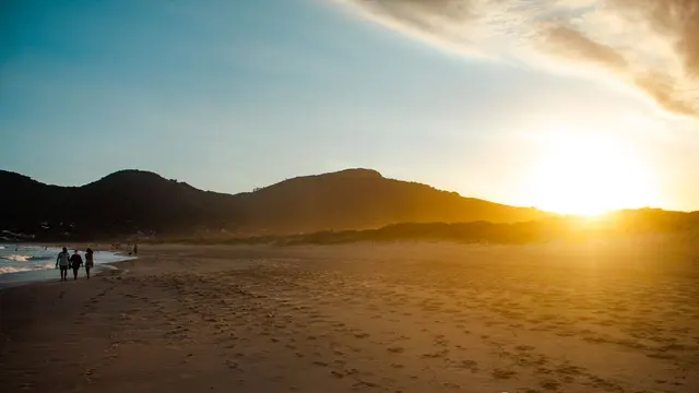 Pôr do sol na Praia da Gamboa, em Garopaba