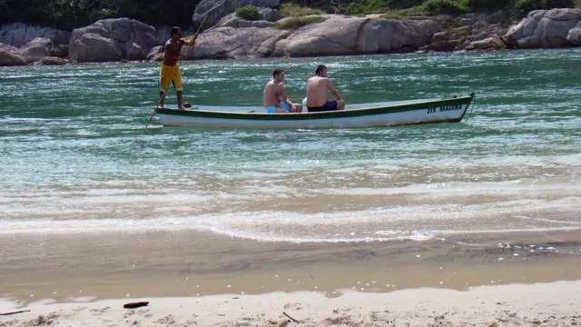 Praia da Guarda do Embaú, em Palhoça, com o rio da Madre