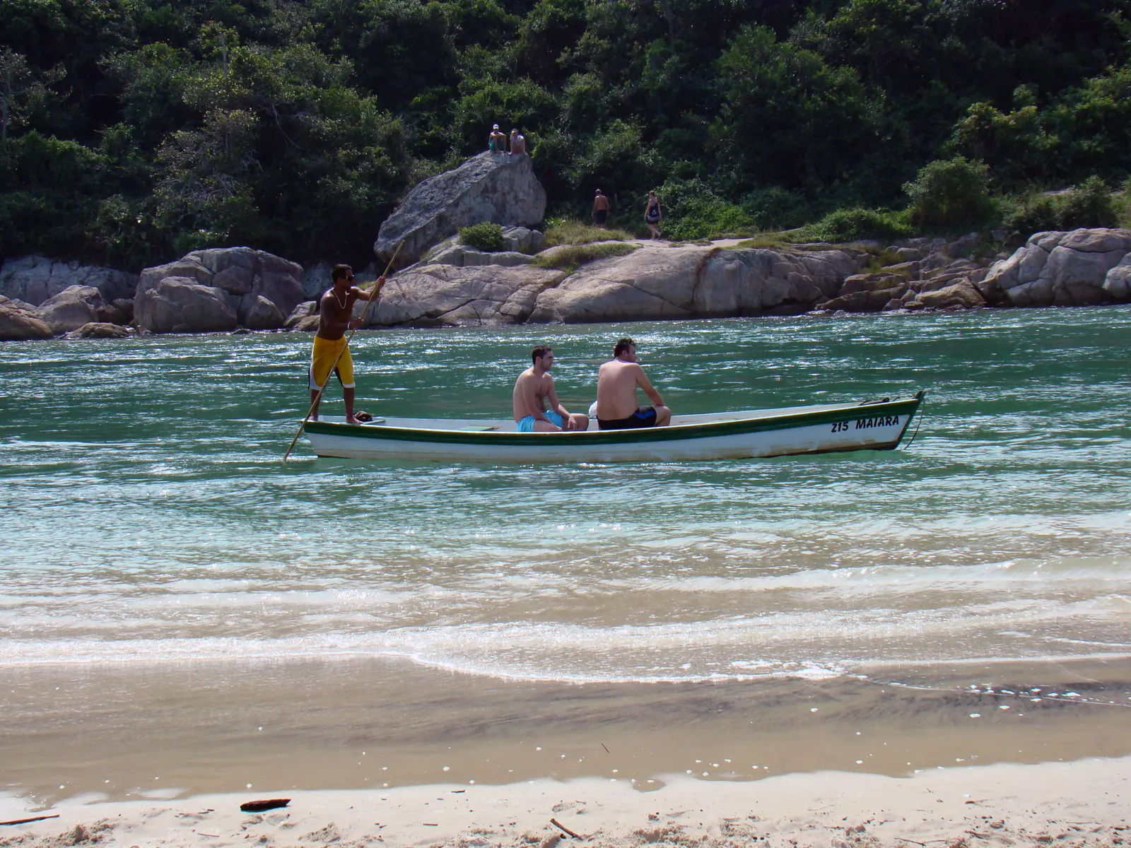 Praia da Guarda do Embaú, em Palhoça, com o rio da Madre