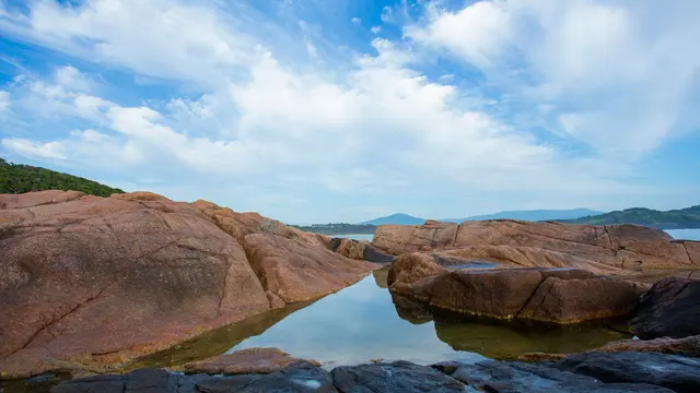 Pedras à beira-mar em Garopaba