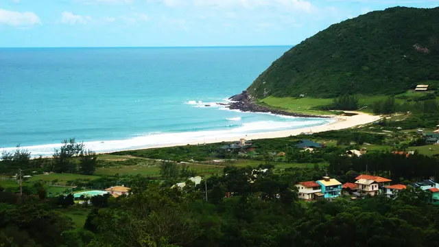 Praia da Silveira, em Garopaba, vista do morro
