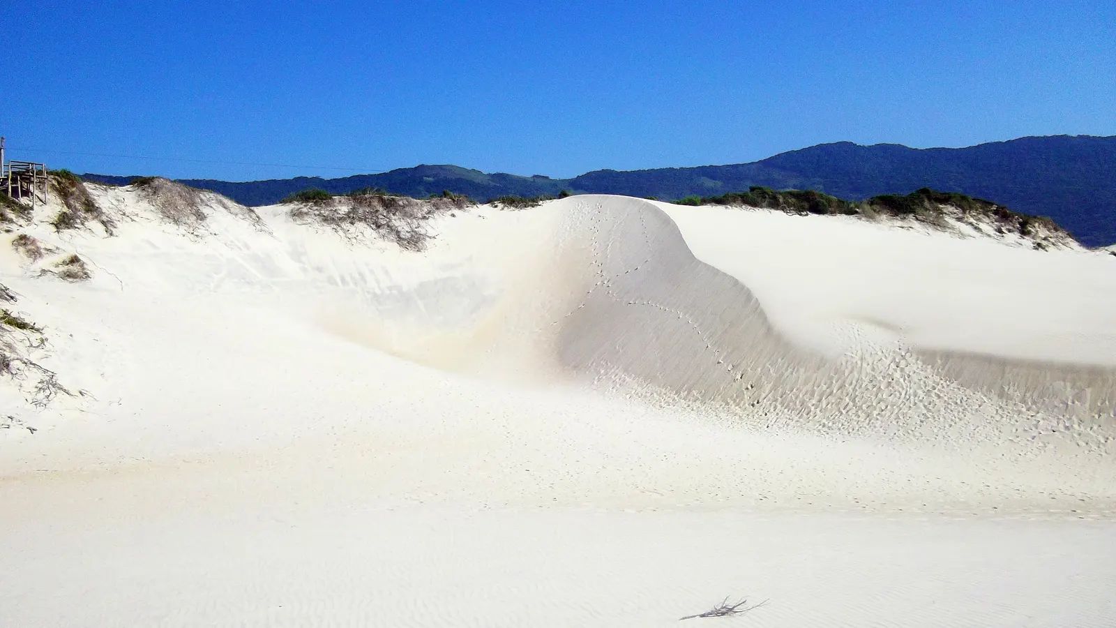 Dunas do Siriú, em Garopaba, com o mar ao fundo